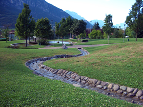 scorcio del parco con ruscello e laghetto
